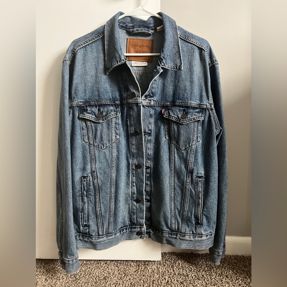 This is a Levi’s Jean jacket. Size L. Great condition, never worn.